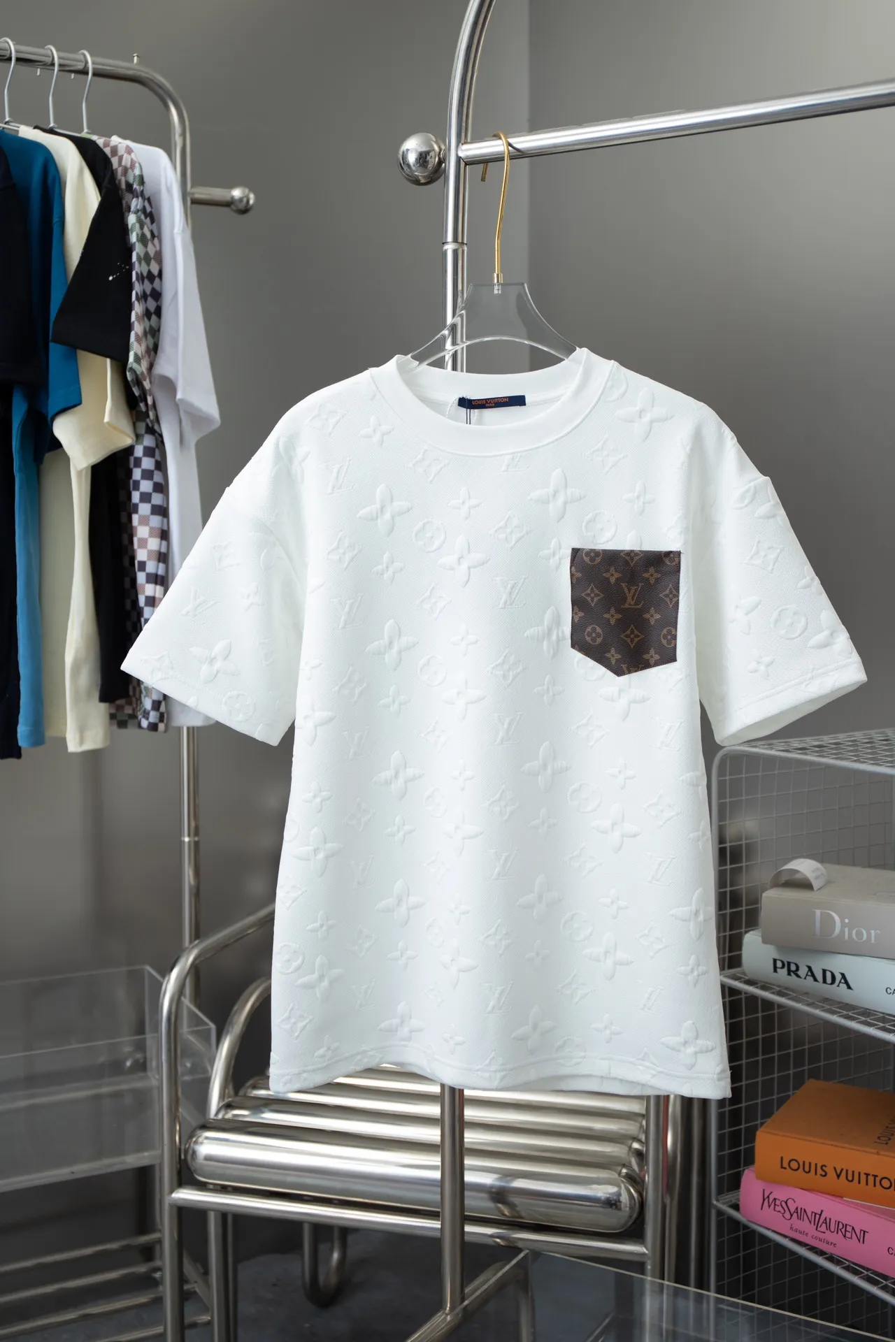 🅿️180 high quality LV 25 SS spring and summer latest round neck fashionable short-sleeved T-shirt, official website synchronization, pure cotton fabric at the counter! Comfortable against the skin, durable and easy to wear, classic and simple logo design, meticulous original craftsmanship, customized 260g vat-dyed fabric, very comfortable to the touch, latest brick cabinet synchronization, OS off-shoulder version, fashionable and personalized, super versatile and good-looking, very suitable for both men and women, must-have style, hang tag, collar label, washed wheat, complete with three labels S M L XL